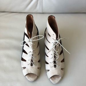 Gentle Souls by Kenneth Cole Mario wedge.